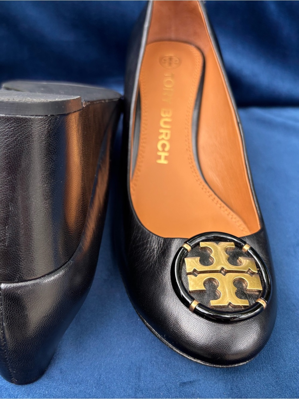 Tory Burch Black Leather Ballet Flats with Gold Logo Medallionw. Size 8.5 - Picture 9 of 11